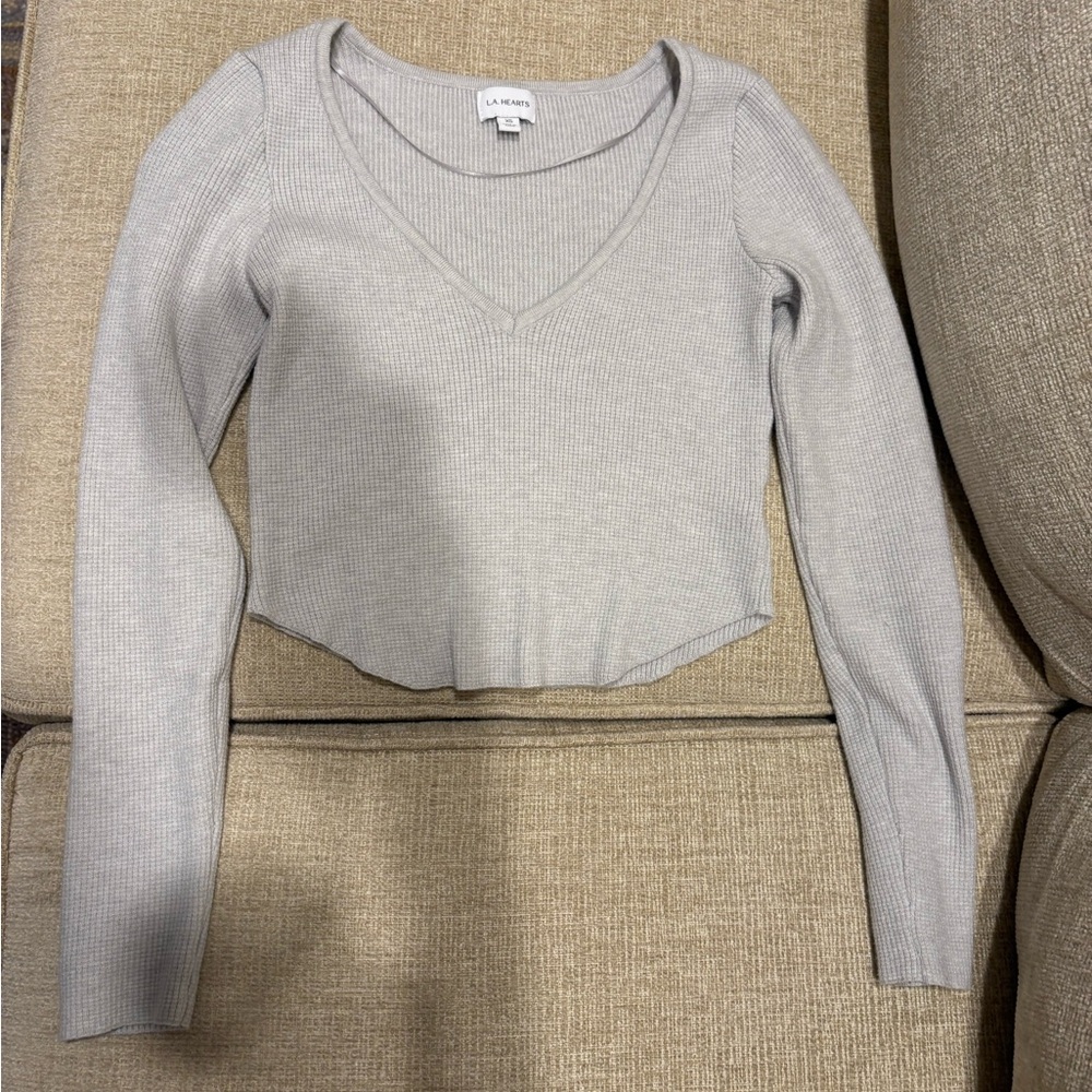 Cute and comfy grey shirt
Cropped